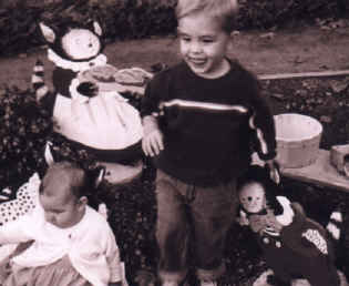 kids posing for xmas photos